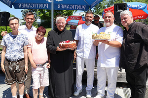 Das Bild zeigt die Kuchenübergabe an Frater Paulus Kohler und Diakon Peter Weinhappl