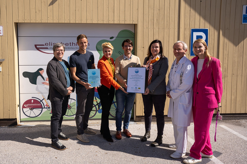 Übergabe CFE Zertifikat / Freitag Manuel, #FreitagsFotos Am Bild: DGKP Corina Unterweger, Harald Morak, MBA MSc, Prof. Mag. Roland Lassenberger, Gerald Schumer, Stadträtin Sandra Wassermann, Dipl.-Ing. Christoph Zettinig, Mag. Dr. Elke Haber, MBA, ÄL Prim. Dr. Hans Jörg Neumann, MSc und Silvia Lueger, MSc