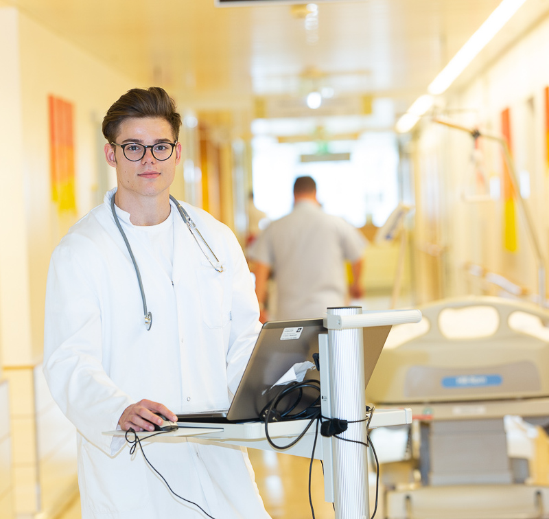 Dieses Bild zeigt einen jungen Arzt.