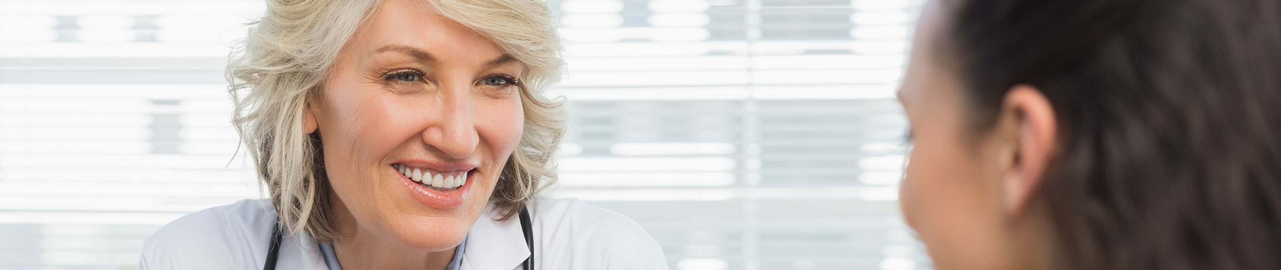 Das Bild zeigt eine Ärztin im Gespräch mit einer Patientin.