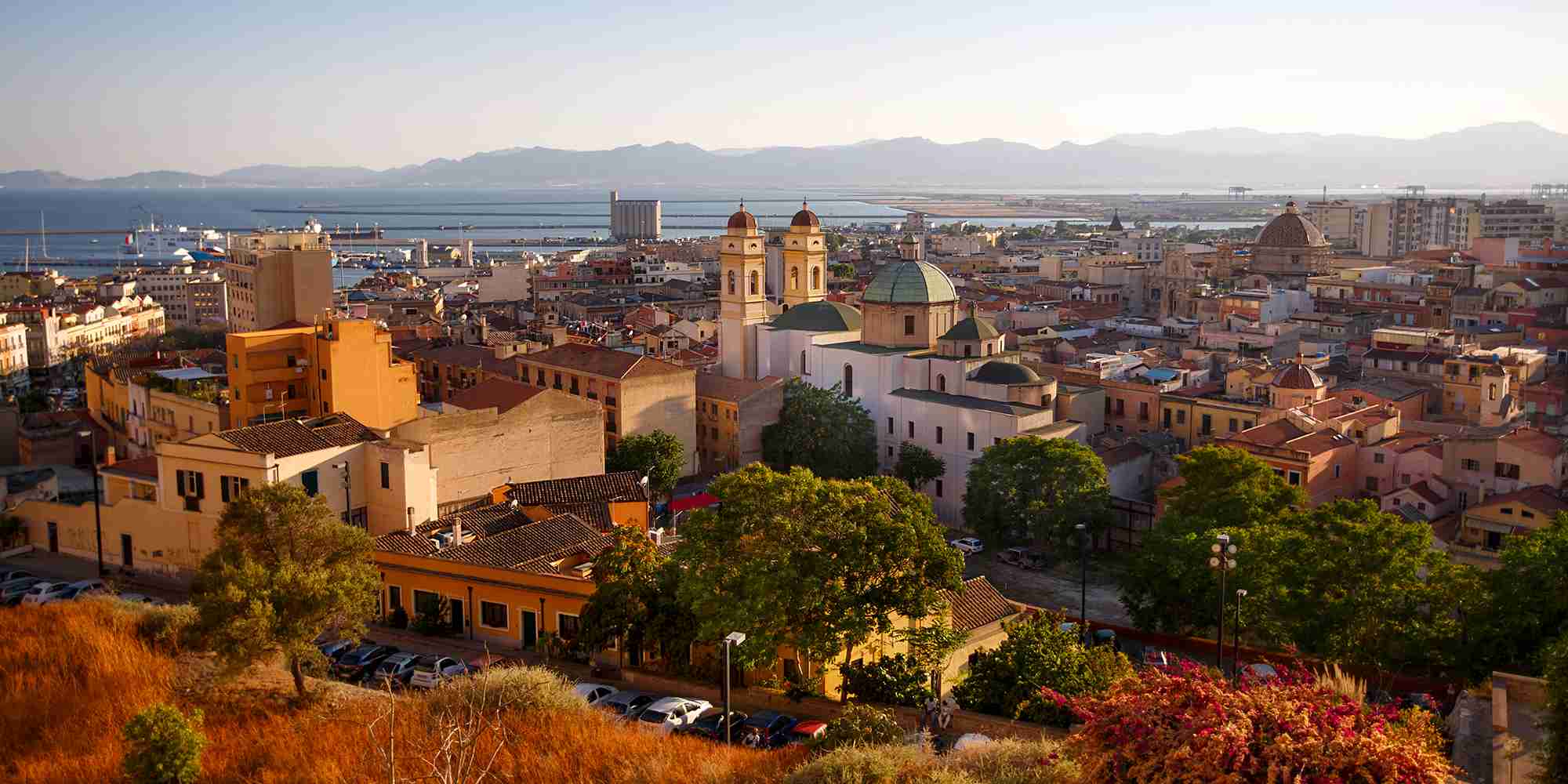Das Bild zeigt einen Panoramablick auf Cagliari, Sardinien.