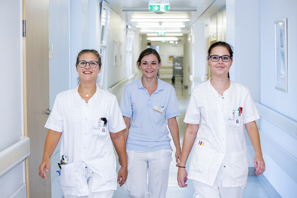 Das Bild zeigt drei Pflegepersonen