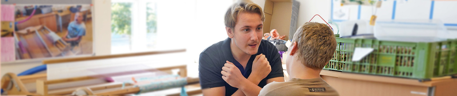 Betreuer gebärdet zu Bewohner