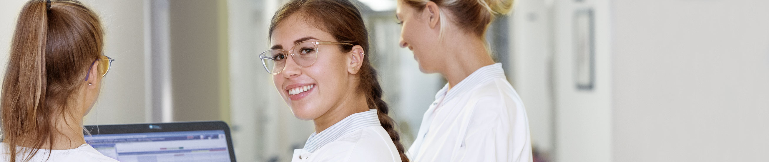 Das Bild zeigt mehrere Schülerinnen in Ausbildung zu Pflegemitarbeiterinnen.