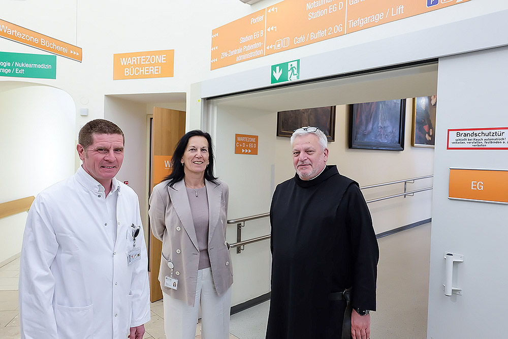 Gemeinsame Stationsbesichtigung (v. l.): Prim. Priv. Doz. Dr. Elmar Heinrich FEBU (Facharzt Urologie) und Dr. Margareta Bruckner (Pflegedirektorin BHB) mit Frater Rudolf / Barmherzige Brüder Das Bild zeigt die gemeinsame Stationsbesichtigung (v. l.): Prim. Priv. Doz. Dr. Elmar Heinrich FEBU (Facharzt Urologie) und Dr. Margareta Bruckner (Pflegedirektorin BHB) mit Frater Rudolf Knopp