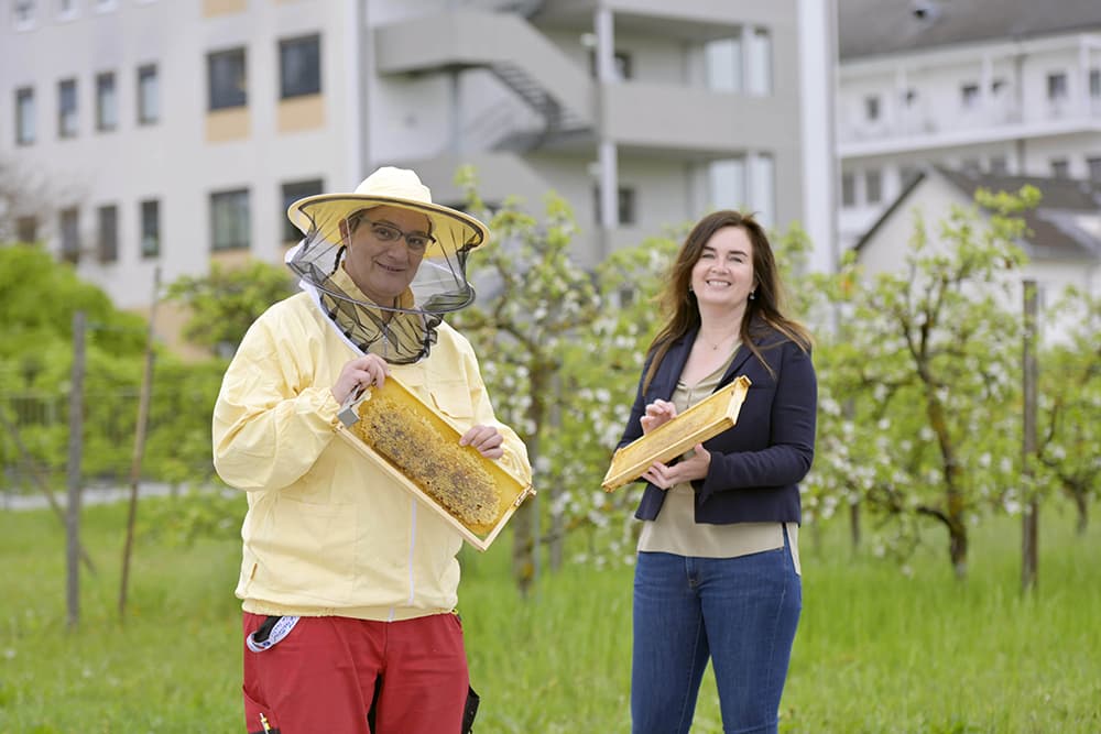 Die Bienenwirtschafterin Ing. Michaela Kohlbacher-Schneider und die Kaufmännische Direktorin Mag. Dr. Elke Haber, MBA geben den Bienen des Elisabethinen-Krankenhauses ein neues zu Hause.