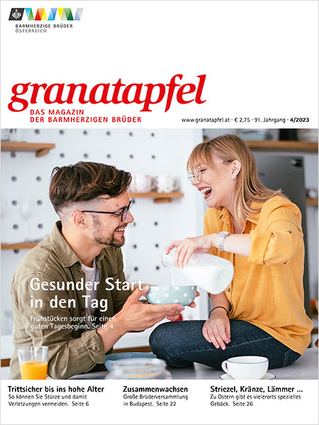 Das Bild zeigt das Cover des Granatapfel Magazins 4/2023 mit einer Frau und einem Mann, die ihr Frühstück zubereiten.