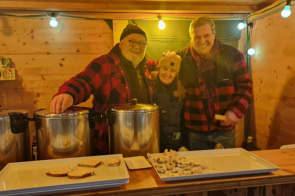 Drei Personen in der Punschhütte 