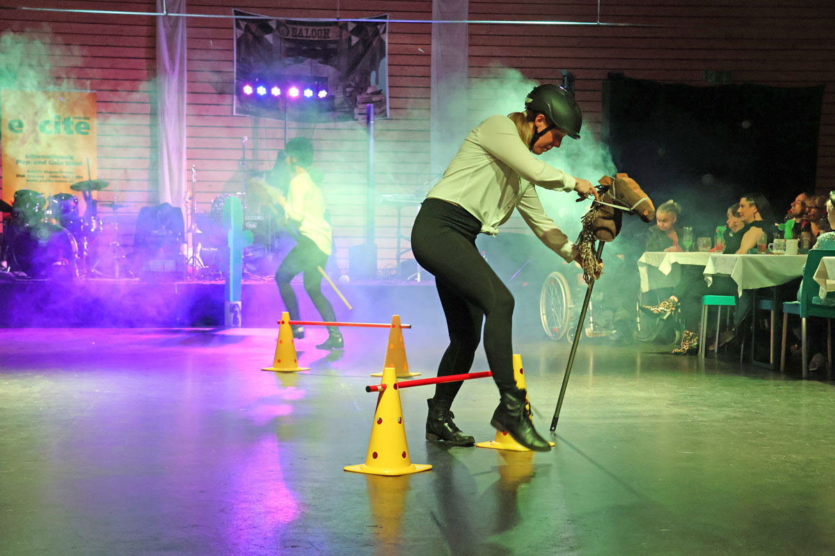 Als amüsante Mitternachtseinlage gab es ein Springreitturnier.