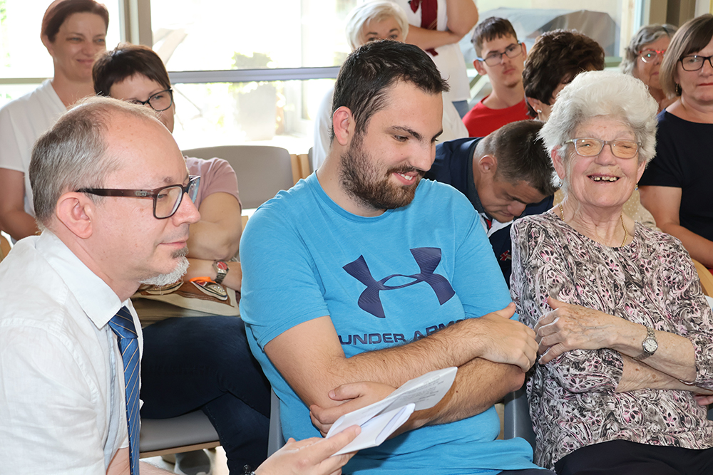 Ein herzliches Miteinander zum Jubiläum von Mitarbeiter*innen, Bewohner*innen, Klient*innen, Verwandten sowie Freunden und Unterstützer*innen des Hauses / Barmherzige Brüder Ein herzliches Miteinander zum Jubiläum von Mitarbeiter*innen, Bewohner*innen, Klient*innen, Verwandten sowie Freunden und Unterstützer*innen des Hauses