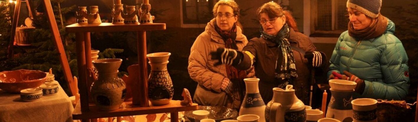 Adventmarkt bei Nacht 