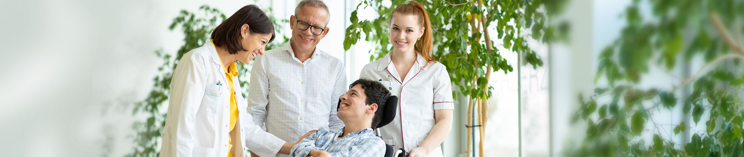 Das Bild zeigt eine Begrüßungssituation im Rahmen des Instituts für Inklusive Medizin