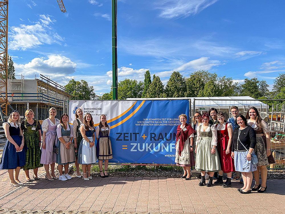 Schulleitungen, Lehrkräfte und Auszubildende freuen sich schon auf den Neubau und das gemeinsame Lernen im neuen Bildungszentrum der Barmherzigen Brüder Regensburg. / Lilian Mawhinney Das Bild zeigt Schulleitungen, Lehrkräfte und Auszubildende.