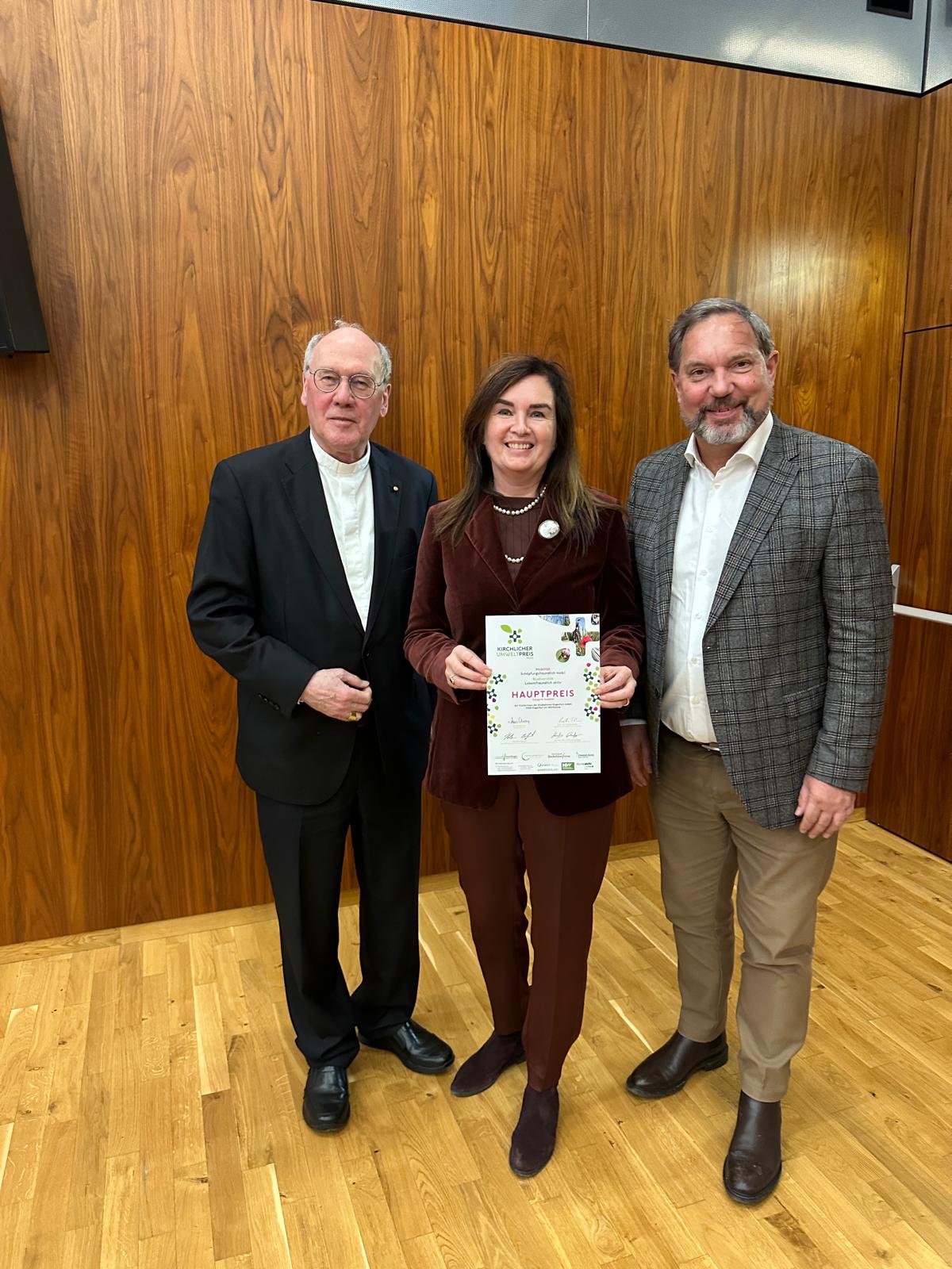 Kirchlicher Umweltpreis für ein ganzheitliches Mobilitätskonzept: Der Hauptpreis wurde an die Kaufmännische Direktorin Mag. Dr. Elke Haber, MBA und Geschäftsführer Mag. Michael Steiner, MAS vom Elisabethinen-Krankenhaus Klagenfurt übergeben.  Der St.