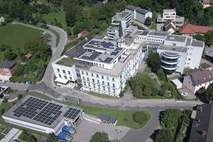 Das Bild zeigt die Photovoltaikanlagen auf dem Krankenhaus der Barmherzigen Brüder in St. Veit/Glan.