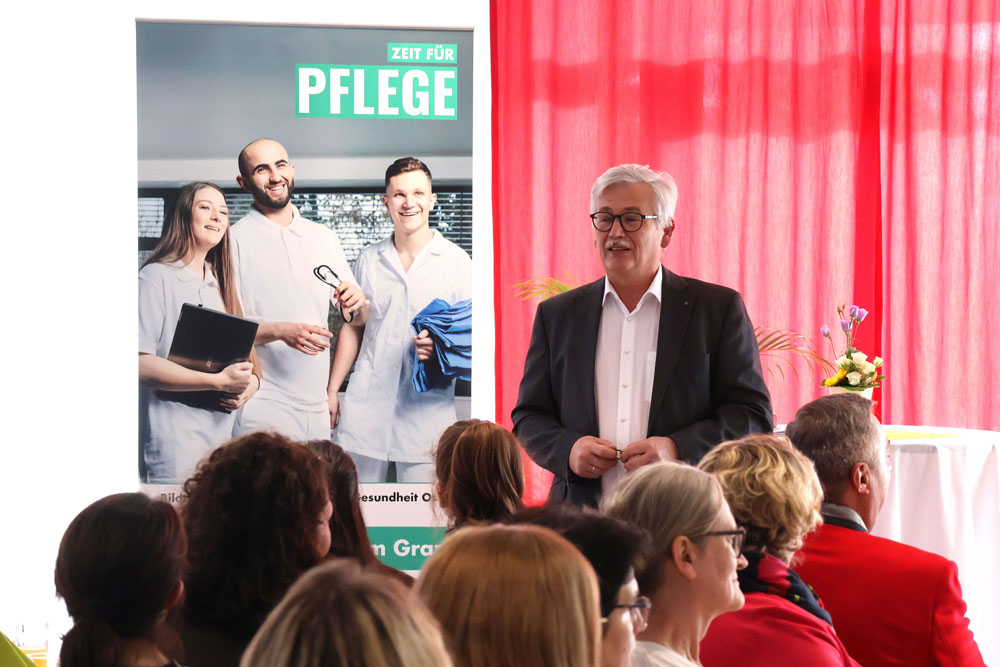 Rede / Barmherzige Brüder Pflegedirektor Günther Widhalm hält eine kurze Ansprache bei der Zeugnisübergabe