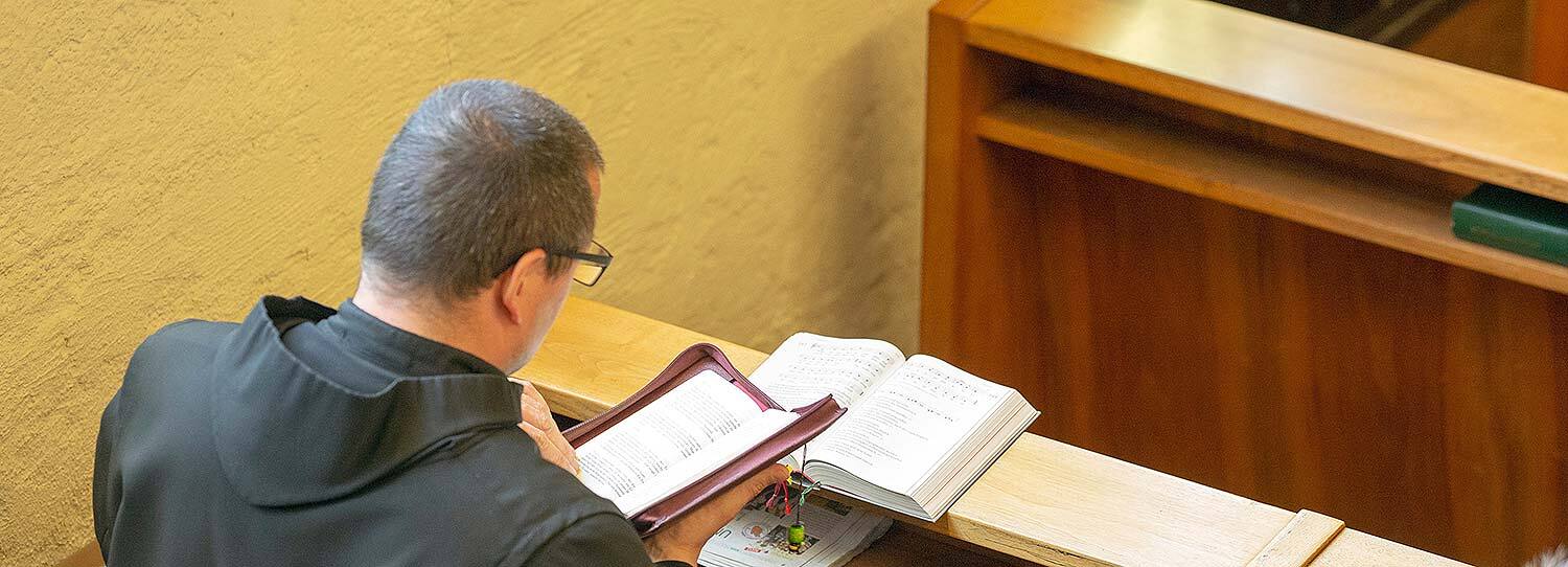 Das Bild zeigt einen Barmherzigen Bruder beim Gebet.