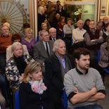 Gäste bei der Ausstellungseröffnung.