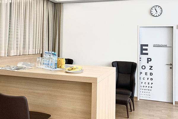 Man sieht die Lounge der Augentagesklinik