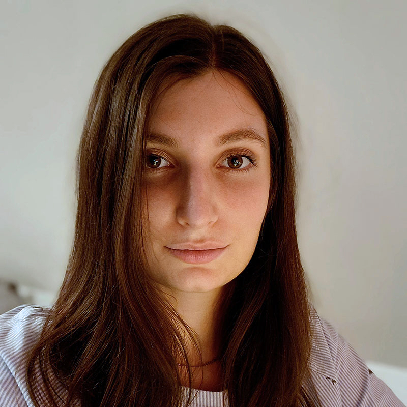 Junge Frau mit langen glatten braunen Haaren.
