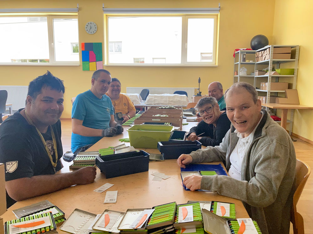 In der Jollygruppe ist viel Kommunikation gefordert, da die Arbeitsschritte aufeinander aufbauen und Abstimmung benötigen.