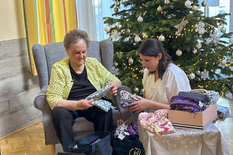 Bei der Übergabe der Strickware / KH BBE