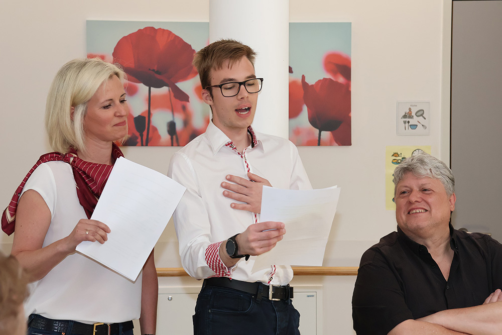 In einer spontanen „Pressestunde“ interviewten die Klient*innen und Bewohner*innen die Hausleitung. / Barmherzige Brüder In einer spontanen „Pressestunde“ interviewten die Klient*innen und Bewohner*innen die Hausleitung.