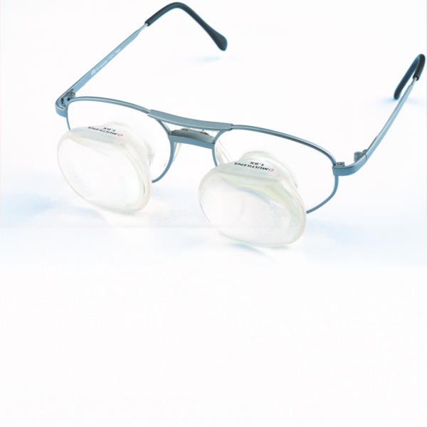 Da Foto zeigt eine Spezialsehhilfe auf einem weißen Untergrund