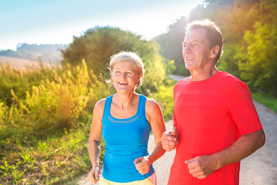 Joggen-trotz-Fußfehlstellung-Granatapfel-Magazin-6-2023-Barmherzige-Brueder / Clipdealer Das Bild zeigt zwei Jogger.