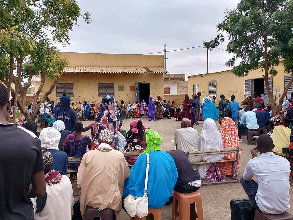 Sozialarbeit im Senegal / Barmherzige Brüder Das Bild zeigt wartende Menschen in einer Einrichtung im Senegal.