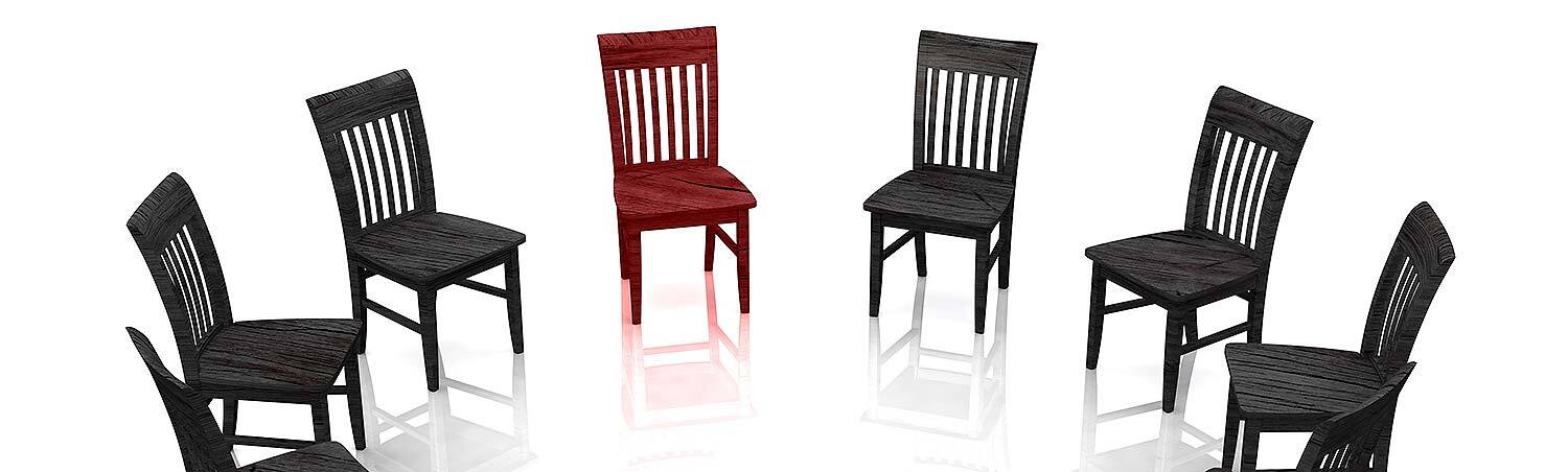 Das Bild ist ein Symbolbild für eine Gruppentherapie, es zeigt Sessel.