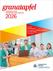 Cover des Granatapfel Jahrbuchs 2026 mit Pflegepersonen an einem Stützpunkt im Krankenhaus.