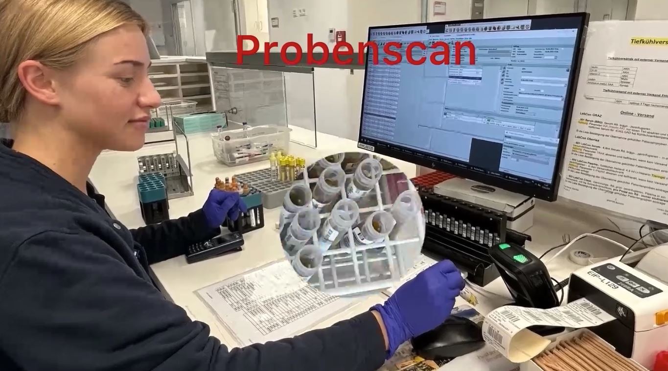 Kollegin führt Probenscan durch.