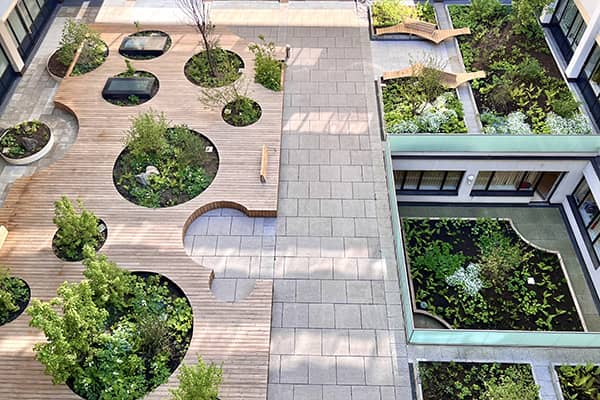 Das Bild zeigt den Innenhof des Krankenhauses der Barmherzigen Brüder Linz.