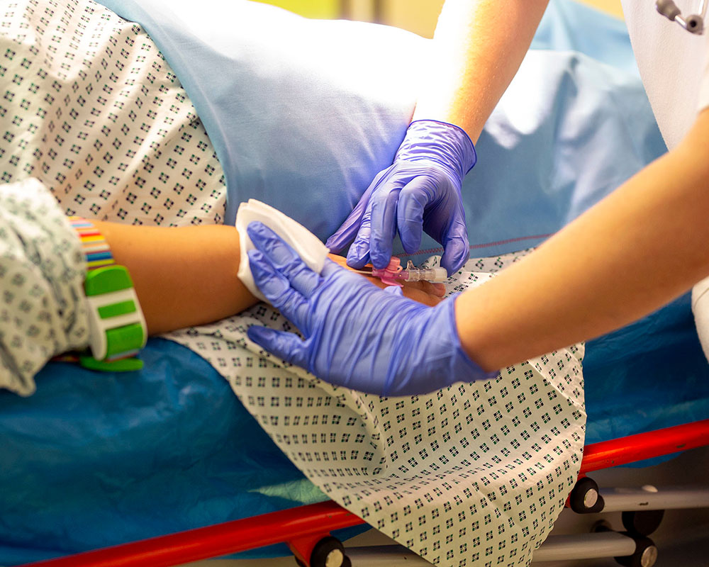 Zu sehen ein Arm bei der Blutabnahme.