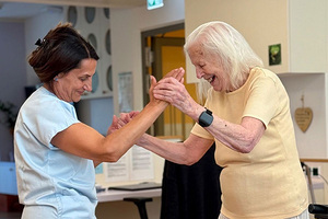 Bewohnerin tanzt mir Mitarbeiterin