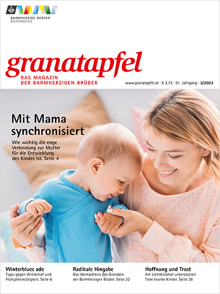 Das Bild zeigt das Cover des Granatapfel Magazins 3/23 mit einer Frau mit Kleinkind.