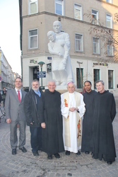 v.l.n.r.: KH-Gesamtleiter Dr. Pichler, Bezirksvorsteher Hora, Pater Prior Paulus Kohler OH, Seine Exzellenz Weihbischof DDr. Helmut Krätzl, Pater Prior Frater Saji Mullankuzhy OH und Pater Provinzial Ulrich Fischer OH