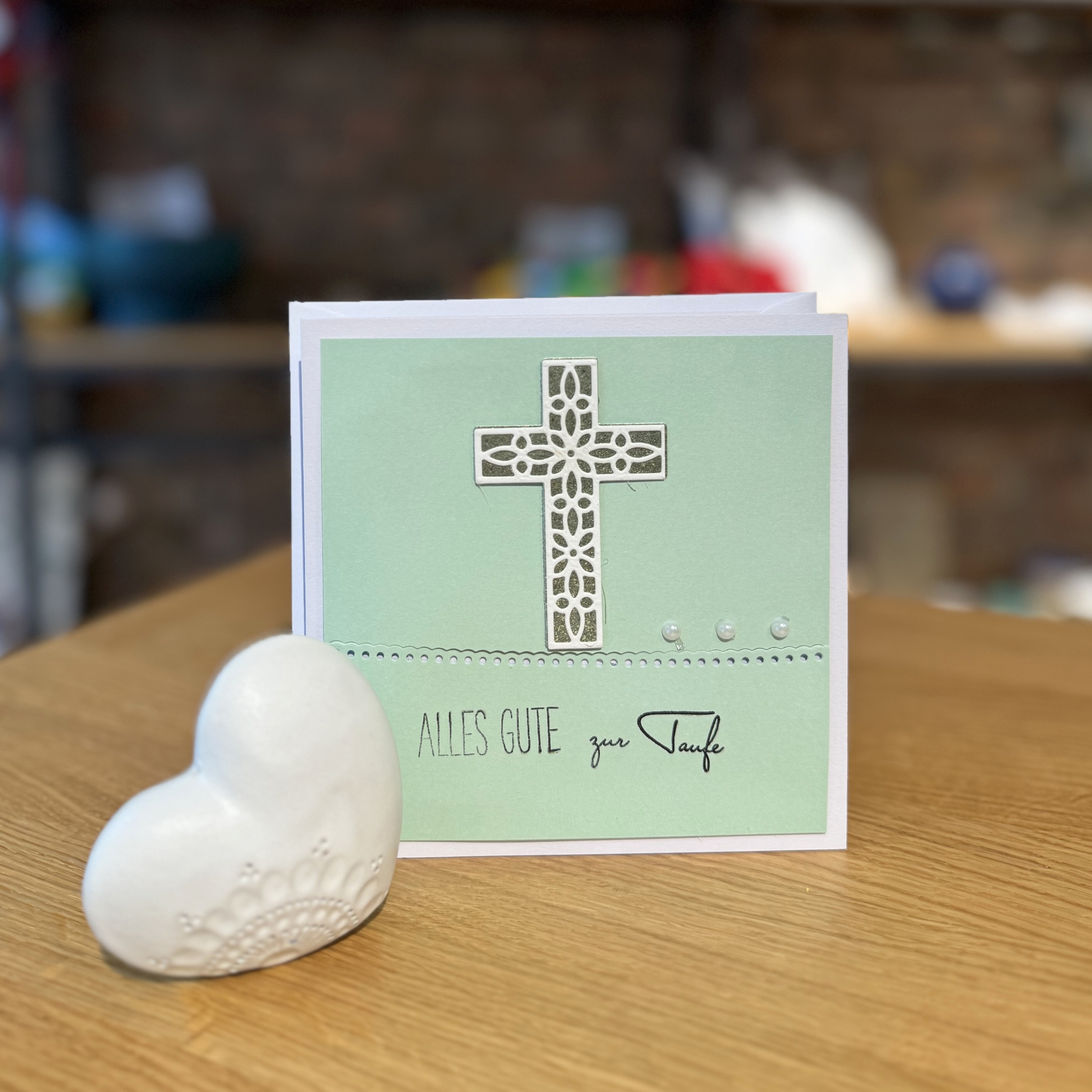 handgemachte Karten in blassgrün mit Kreuz