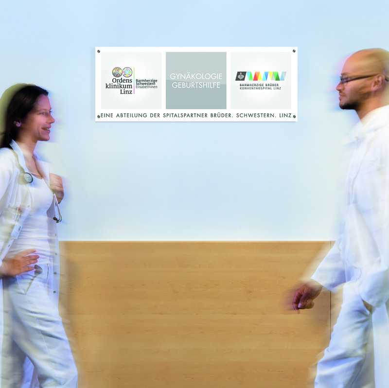 Man sieht zwei Ärzte gehen aufeinander zu