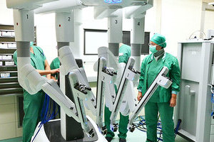 Operationsteam steht vor Operationsroboter