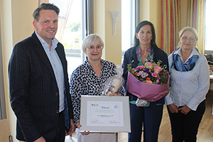 Das Bild zeigt die Ehrung von Anna Sattlecker, MSc DGKP für ihr herausragendes Engagement für die Pflegeentwicklung der Barmherzigen Brüder Österreich.
