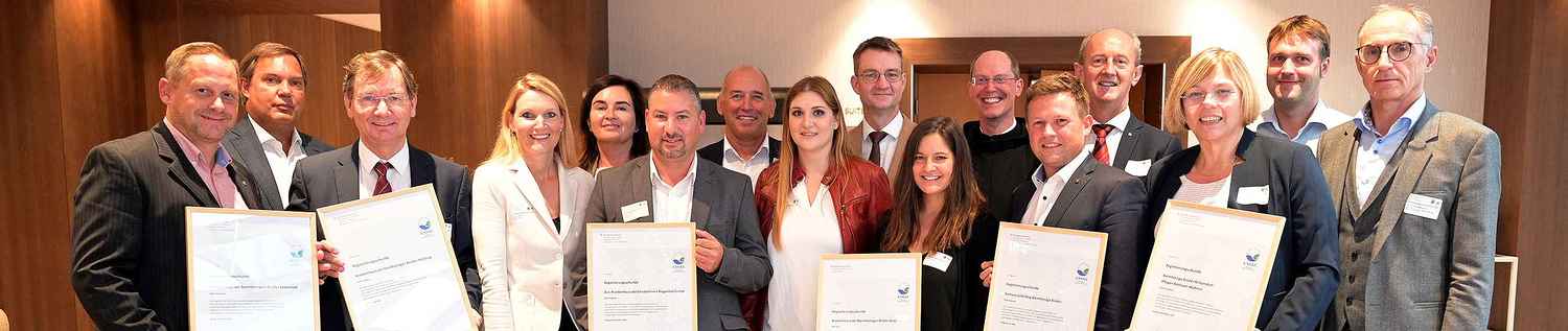 Das Bild zeigt die Überreichung von EMAS-Urkunden im Oktober 2021.