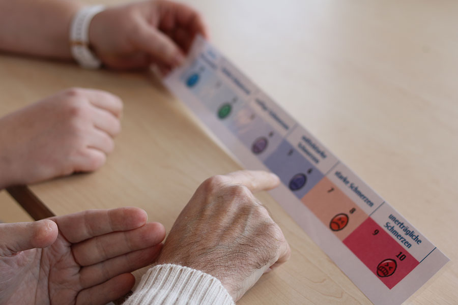 Ganzheitliche Schmerzbehandlung-Granatapfel Magazin-05-2023-Barmherzige Brüder-900x600 / Barmherzige Brüder/Granatapfel Das Bild zeigt eine bebilderte Smiley-Analog-Skala.