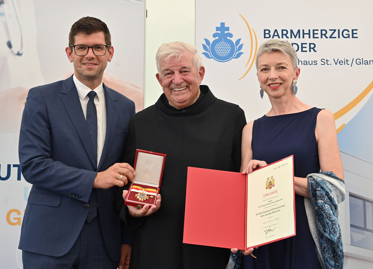 Goldenes Ehrenzeichen Kärnten / Studio Horst Frater Paulus Kohler (Mitte) erhält das Große Goldene Ehrenzeichen des Landes Kärnten.