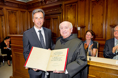 Das Bild zeigt Frater Matthias bei der Verleihung des Grazer Bürgerbriefs im Jahr 2012.