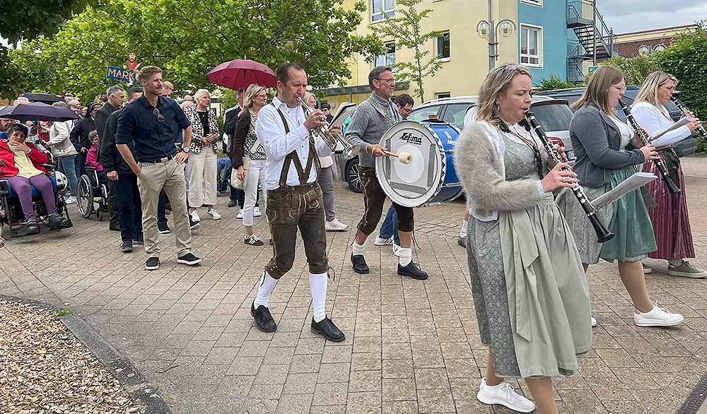 Bei einem Geschicklichkeitsspiel war Teamarbeit gefragt: Gemeinsam versuchten die Gäste, die Waage im Gleichgewicht zu halten.