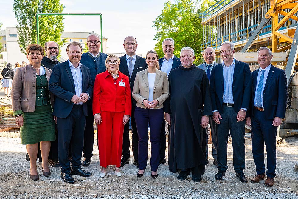Mit den Verantwortlichen des Krankenhauses Barmherzige Brüder Regensburg und des Ordens freuten sich auch zahlreiche Gäste aus der Politik über die Grundsteinlegung. / Lilian Mawhinney Das Bild zeigt Vertreter:innen der Barmherzigen Brüder und aus der Politik