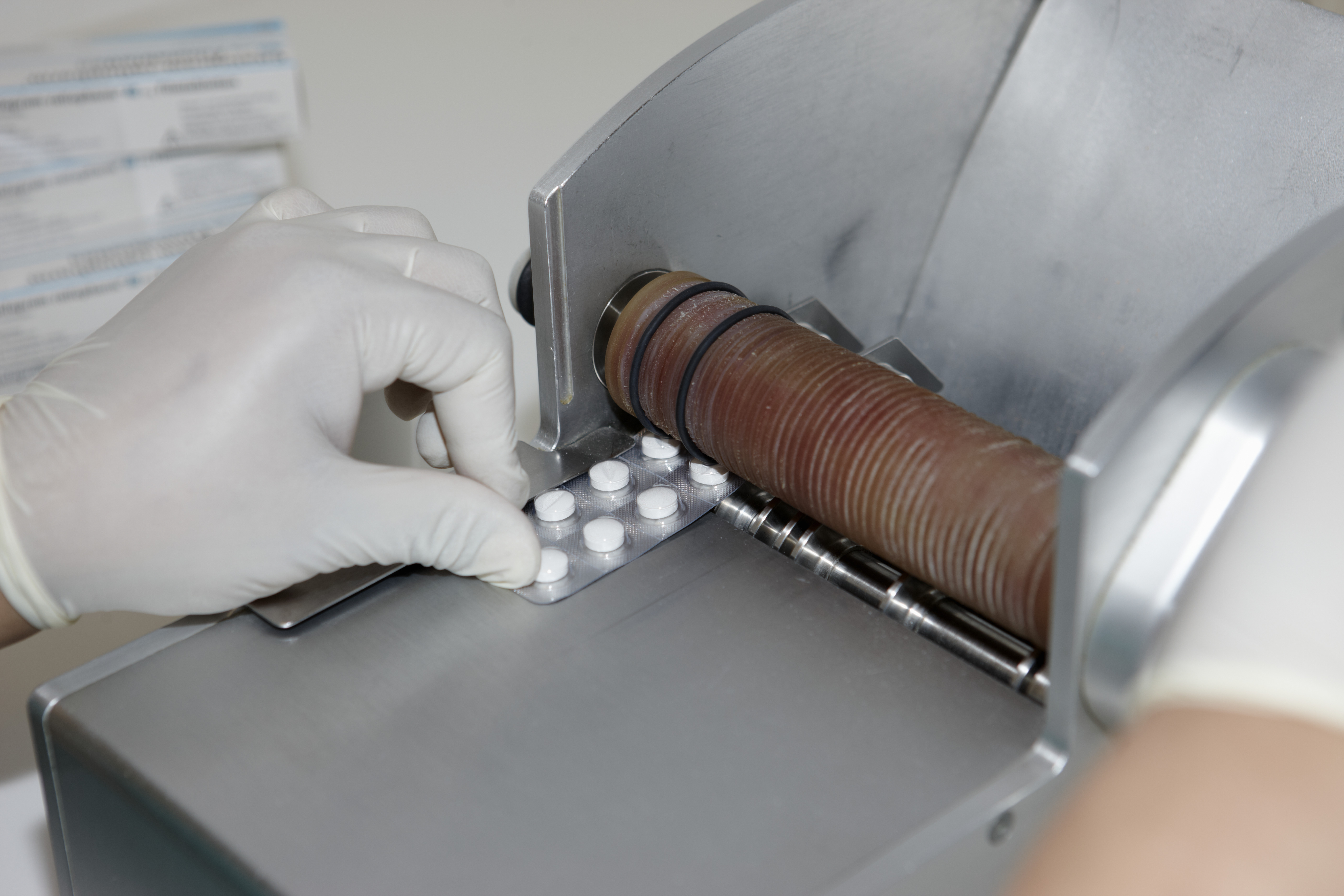 Das Bild zeigt die maschinelle Verblisterung.