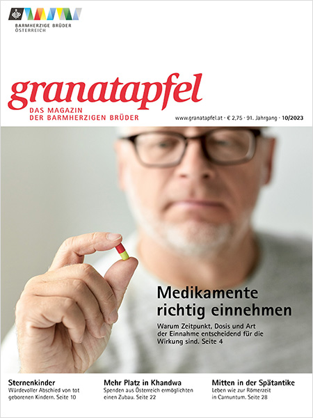 Das Bild zeigt das Cover des Granatapfel Magazins, Ausgabe Oktober 2023, mit einem Mann, der eine Tablette in der Hand hält.